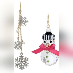 Adorable Authentic Betsy Johnson ⛄️ Snowman & Snowflakes Earrings. New with tag